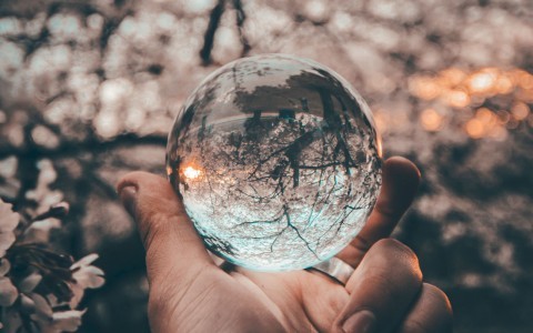 Der Blick in die Glaskugel und dann in der Zeit zurück. Was Angst der Eltern beim Kind mit der Intuition macht. Michael Lahme Coaching