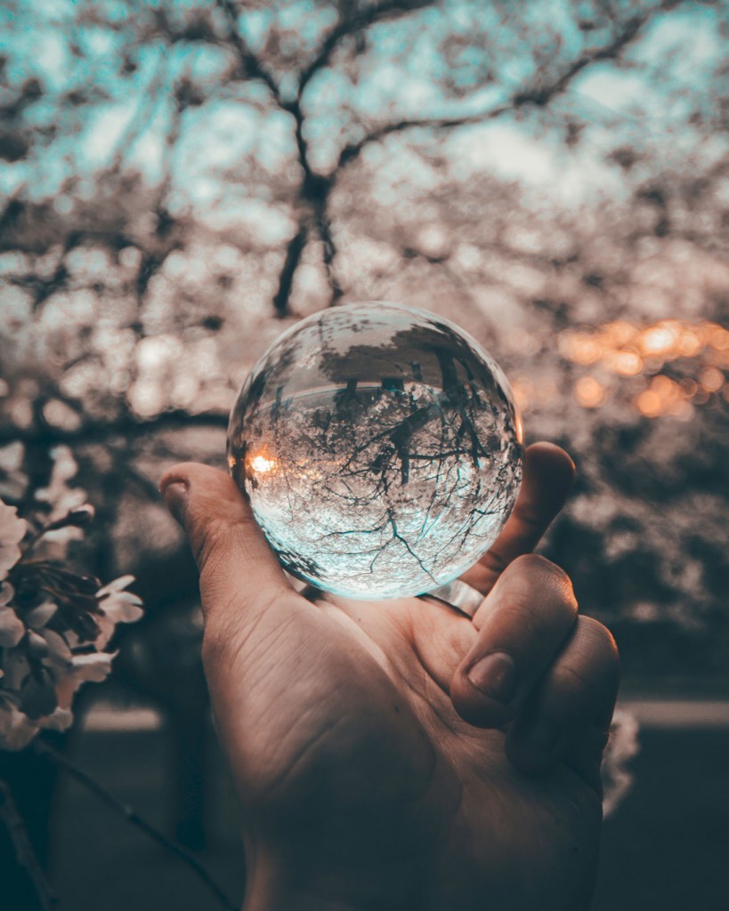 Der Blick in die Glaskugel und dann in der Zeit zurück. Was Angst der Eltern beim Kind mit der Intuition macht. Michael Lahme Coaching