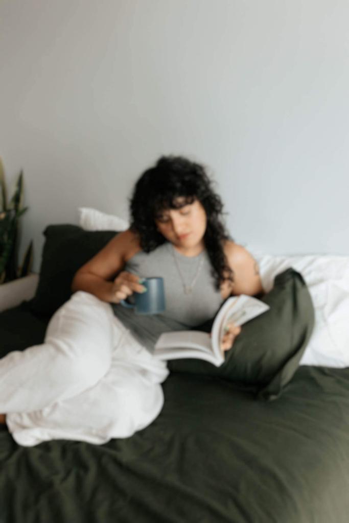 Es müßen nicht immer die großen Entspannungsmethoden sein um zur Ruhe zu kommen. Ein gutes Buch, etwas Ruhe und eine Tasse Tee bringen unseren Organismus wieder in den Bereich des Stressabbaues. Ähnlich wie es die junge Frau auf diesem Foto tut.