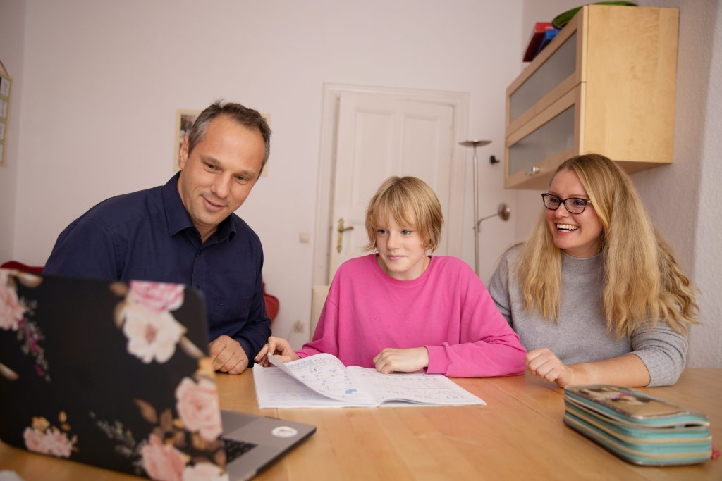 Die Aussage „du sollst das nicht..“ führt zu Unklarheit und Frust bei Kindern. Besser ist es aus der Klarheit heraus zu schildern was die Eltern von Ihrem Kind wünschen, was es tun soll.