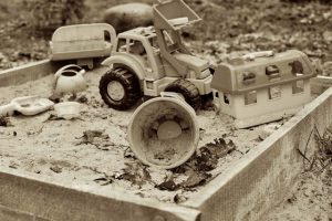 Sandkasten mit Kinderspielzeug-Sinnbild für Beziehungsprobleme aus der Vergangenheit. Michael Lahme Coaching unterstützt ermutigend, Intuitiv, systemisch und Transaktionsanalytisch in Düsseldorf