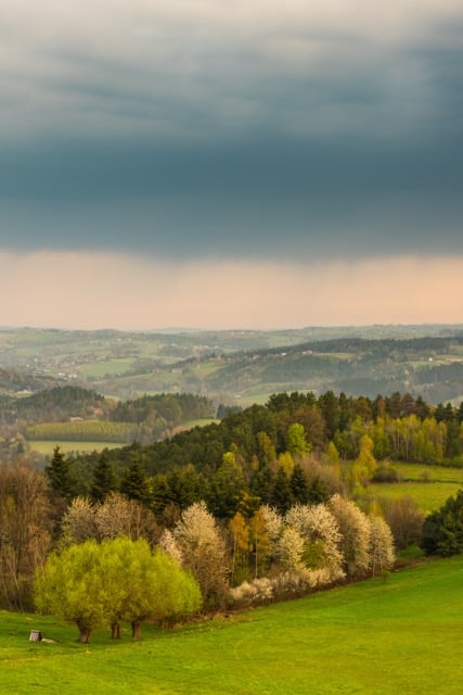 malerische Hügellandschaft. So bin ich aufgewachsen. Viel Wald und Feld, dazwischen ein Dorf. Meine Heimat