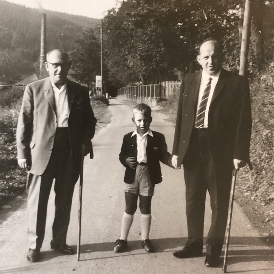 Wenn der Vater mit dem Vater und dem Sohne. Auf dem Weg zum Beziehungscoach. Als dieses Bild entstand hat noch niemand daran gedacht wo der kleine Knirps da in der Mitte einmal sein wird. Michael Lahme auf dem Weg zum Coach mit Herz