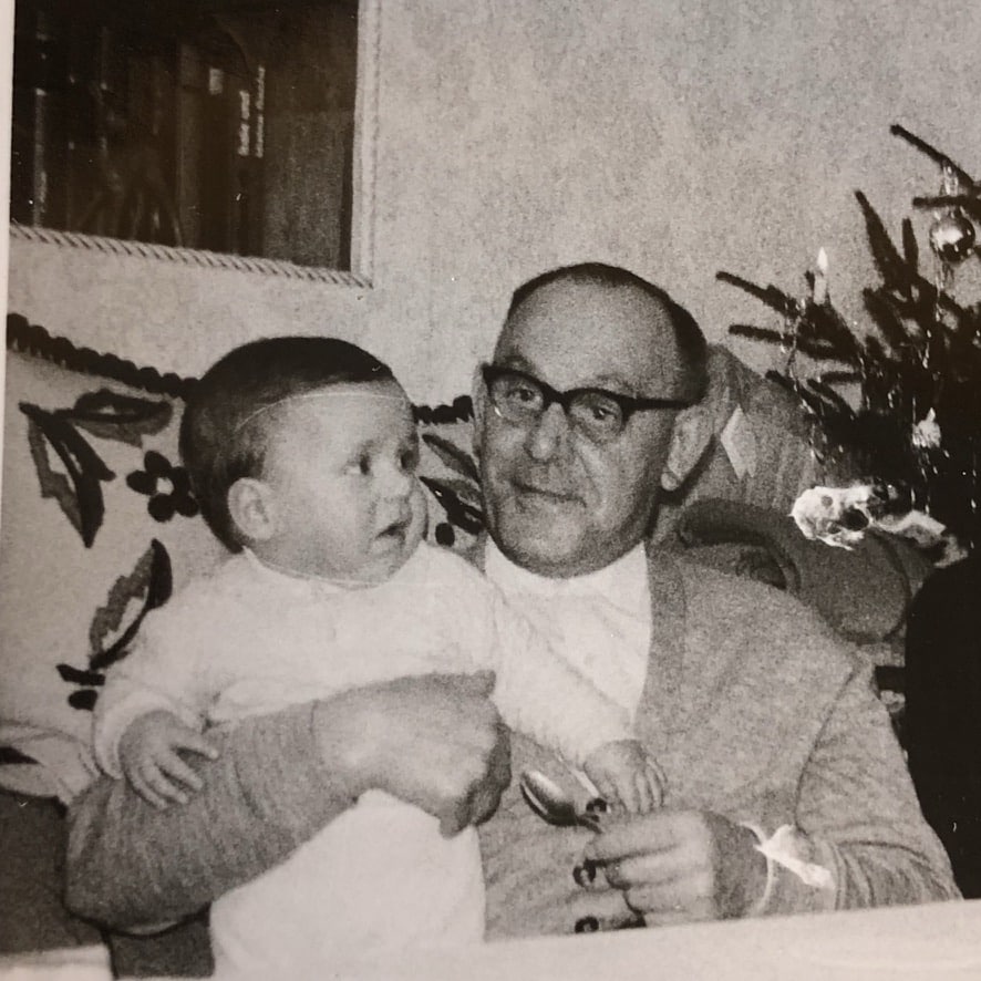 Mein Opa Ludwig mit als ganz kleiner Zwerg. Hier hat noch niemand auch nur im Ansatz geahnt was später dieser kleine Knirps einmal beruflich sein wird. Beziehungscoach in Düsseldorf