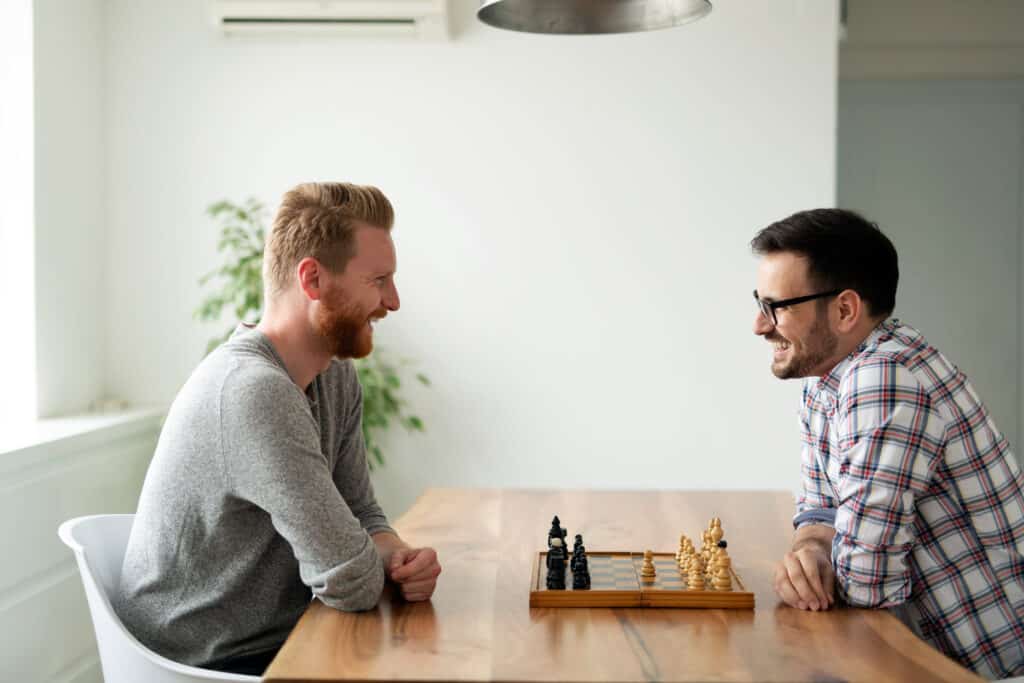 Männer & Entscheidungen treffen. Beim Schach gelingt das ganz gut. Doch wenn es darum geht auf Emotionaler Ebene entscheidungen zu treffen wird schnell in die 2. und 3. Person ausgewichen.
