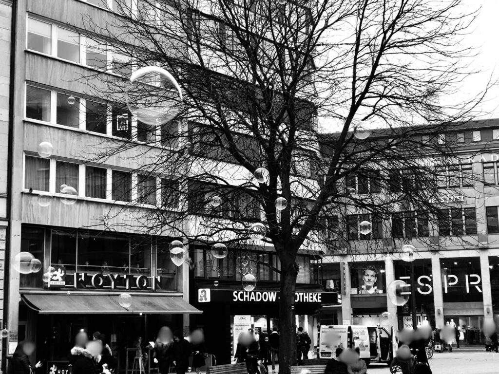 inmitten der Stadt - stille Momente in der Partnerschaft erleben. Michael Lahme Coaching Düsseldorf beim Bummel durch die Innenstadt von Düsseldorf