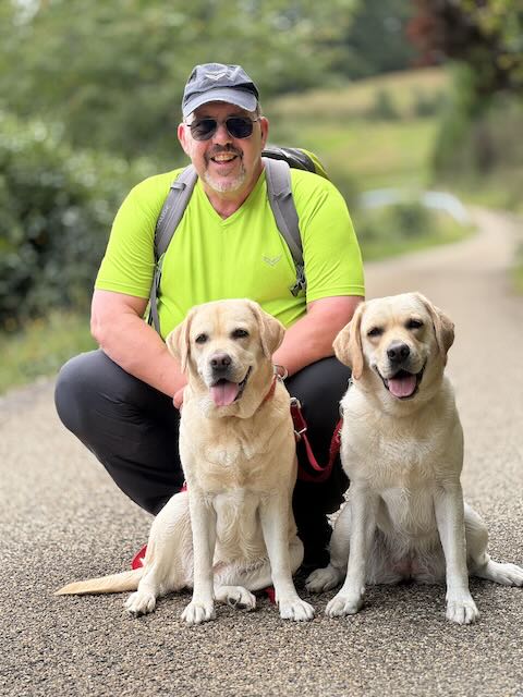 Stille Momente in der Partnerschaft. Auch beim Wandern durch die Natur, gemeinsam mit den Hunden sind diese Momente möglich.