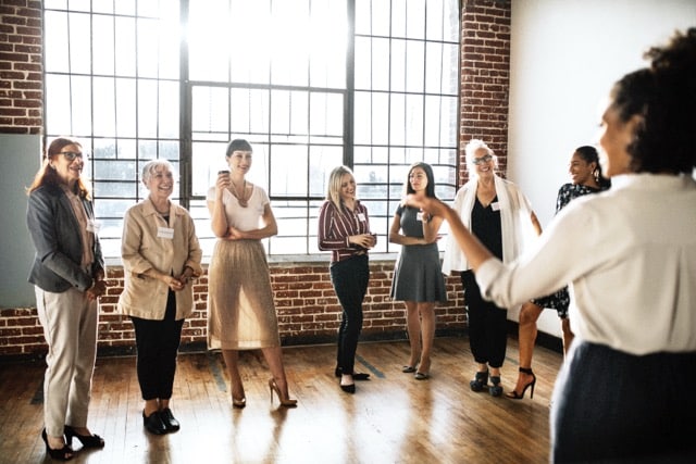 People Pleaser in Beziehugen. Wer immer versucht es allen Recht zu machen wird irgendwann darunter leiden eigene Bedürfnisse nicht zu leben. Michael Lahme Coaching unterstützt auch dich aus dem Dilemma herauszufinden.