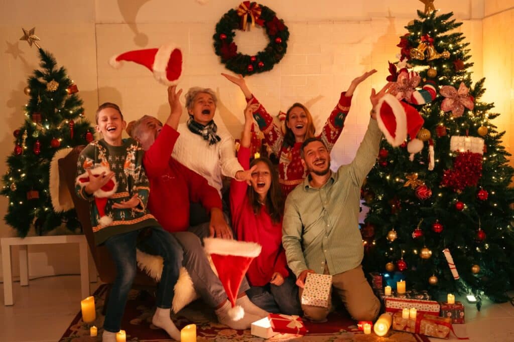 Weihnachten ohne Streit ist durchaus möglich. Michael Lahme Coaching aus Düsseldorf hat entscheidende Tipps für Dich parat. Damit auch euer Weihnachten so ausfällt wie das bei der Familie auf dem Foto- totale Freude und Begeisterung
