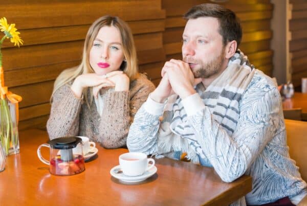 Paar sitzt still nebeneinander – wenn Liebe aufhört zu fließen